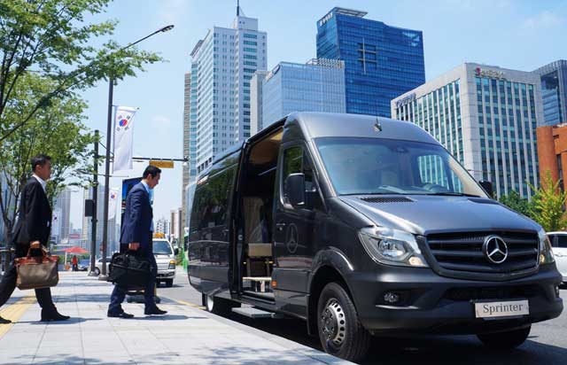 에스모터스는 26일 메르세데스-벤츠 스프린터의 13인승 심야 콜 버스 용 컨버전 모델인 TX Nova 4대를 서울시택시운송사업조합 소속회원사에 인도했다고 밝혔다. /메르세데스-벤츠 제공