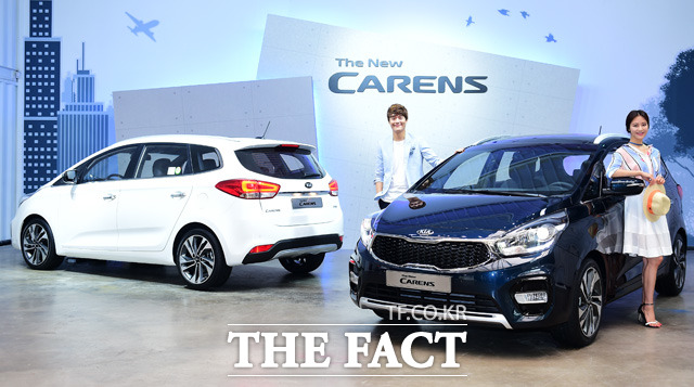 기아자동차가 26일 자사 대표 미니밴 카렌스에 디자인과 실용성을 대폭 개선한 더 뉴 카렌스를 출시했다. /배정한 기자