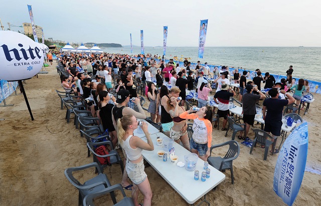 하이트진로는 15일부터 24일까지 충남 보령 대천해수욕장에서 하이트 원샷 웨이브를 진행했다. /하이트진로 제공