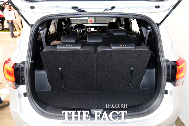 더 뉴 카렌스 5인승 모델의 경우 트렁크 공간만으로 중형 세단 수준인 495ℓ의 기본 적재공간을 확보할 수 있다.