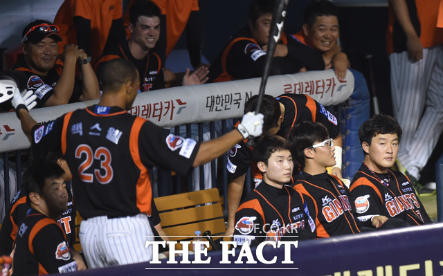 롯데 맥스웰이 5회초 1사서 한국무대 첫 솔로 홈런을 날린 후 더그아웃에서 싸늘한 반응을 보이자 뻘쭘해 하고 있다.