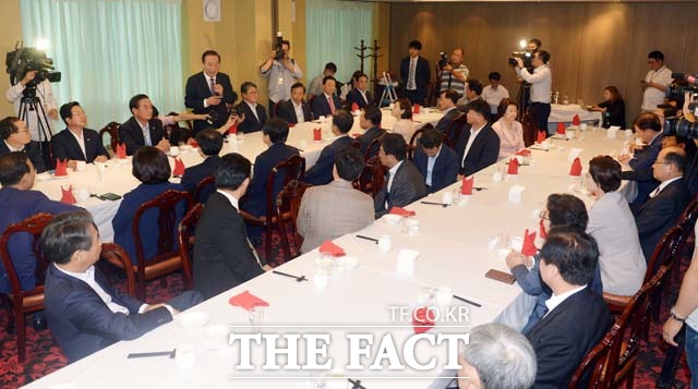 서 의원이 모두발언을 하는 모습을 의원들이 지켜보고 있다./여의도=임영무 기자