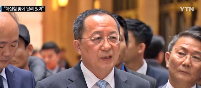 리용호 북한 외무상은 26일 라오스 수도 비엔티안의 국립컨벤션센터(NCC)에서 기자회견을 열어 조선반도 비핵화는 하늘로 날아갔다. 우리가 추가 핵실험을 하는가 마는가는 전적으로 미국의 태도 여하에 달렸다고 밝혔다. /YTN 방송화면 갈무리