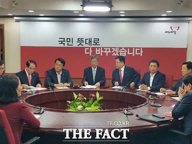 정진석 새누리당 원내대표는 27일 서울 여의도 당사에서 열린 혁신비상대책위원회 회의에서 성주안전협의체가 조속히 구성될 수 있도록 최선을 다해달라고 정부에 촉구했다./더팩트 DB