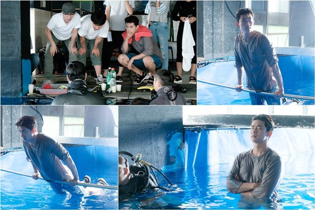 싸우자 귀신아 현장 비하인드. tvN 싸우자 귀신아 속 옥택연(오른쪽 아래)의 수중 촬영 현장 사진이 공개됐다. /CJ E&M 제공