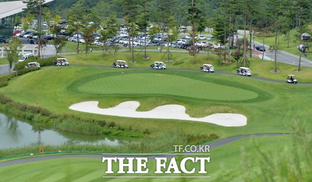 다수 대기업에서는 김영란법이 시행되는 오는 9월 28일 이후 예정된 골프 일정을 대부분 취소하거나 법 시행 전으로 변경한 것으로 나타났다.