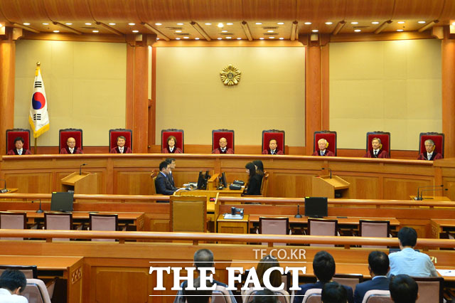 헌법재판소는 28일 김영란법(부정청탁 및 금품 수수 금지에 관한 법률)에 언론인과 사립학교 교원을 적용하는 것은 합헌이라고 판결했다. 헌재가 합헌으로 판결함에 따라 김영란법은 예정대로 9월 28일부터 시행된다. /남윤호 기자