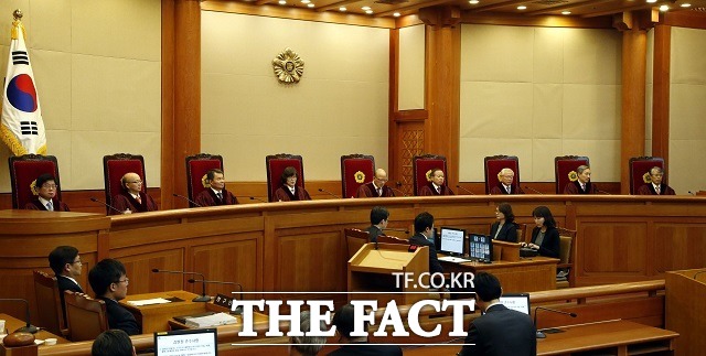 헌법재판소가 28일 대한변호사협회와 한국기자협회 등이 제기한 김영란법에 대한 헌법소원심판 사건에서 재판관 5(합헌)대 4(위헌) 의견으로 합헌 결정했다. /더팩트 DB