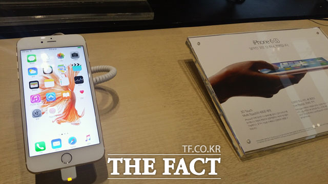 21세기 가장 인기 있는 IT 제품으로 꼽히는 애플의 아이폰이 출시 9년 만에 10억대 판매를 기록했다. 사진은 지난해 10월 출시된 아이폰6S. /더팩트DB