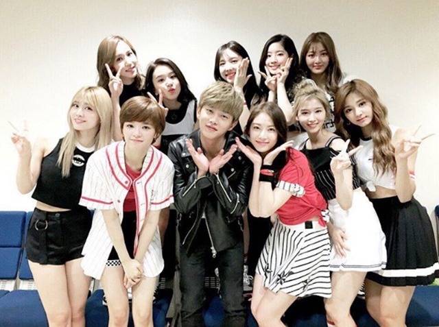 인기가요 MC들과 그룹 트와이스. 이들은 화려한 MC 신고식 무대를 함께 꾸몄다. /공승연 인스타그램