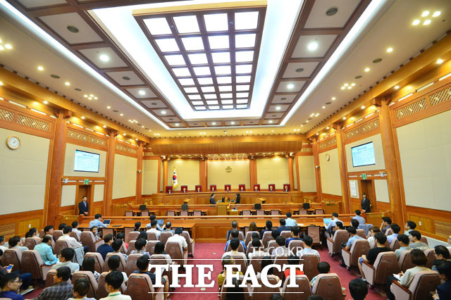 헌재는 심판대상조항은 언론인과 취재원의 통상적 접촉 등 정보의 획득은 물론 보도와 논평 등 의견의 전파에 이르기까지 자유로운 여론 형성과정에서 언론인의 법적 권리에 어떤 제한도 하고 있지 않다고 강조했다. /남윤호 기자