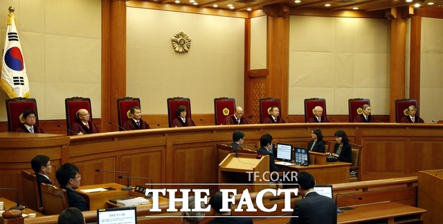 헌법재판소는 28일 오후 2시 대심판정에서 김영란법(부정청탁 및 금품 수수 금지에 관한 법률)에 언론인과 사립 교원이 적용된 것을 합헌으로 판결했다. 헌재가 합헌으로 판결함에 따라 예정대로 오는 9월 28일부터 시행된다.  /더팩트 DB