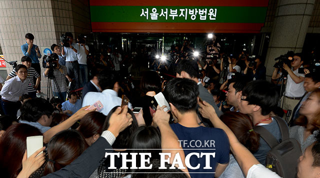 지난 11일 20대 총선에서 홍보비 리베이트 수수혐의로 검찰 수사를 받고 있는 김수민 국민의당 의원이 영장 실질심사를 받기 위해 서울서부지법에 들어서고 있다./임세준 인턴기자