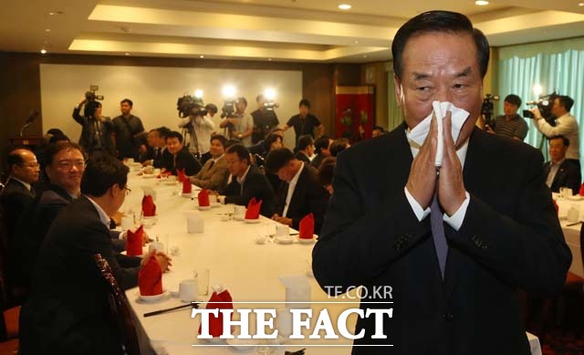 오는 8·9 전당대회를 코앞에 둔 시점에서 친박계 맏형 격인 서청원 새누리당 의원이 친박 모임을 가져 눈길을 끌었다. 사진은 지난  27일 저녁 친박계 의원 40여명이 모인 여의도 한 중식당./임영무 기자