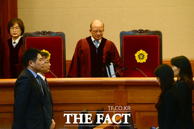 헌법재판소는 28일 오후 김영란법(부정청탁금지법)에 대해 언론인과 사립학교 교원에게 적용하는 것은 합헌이라고 판결했다. 박한철 헌법재판소 소장이 자리에 앉고 있다./남윤호 기자