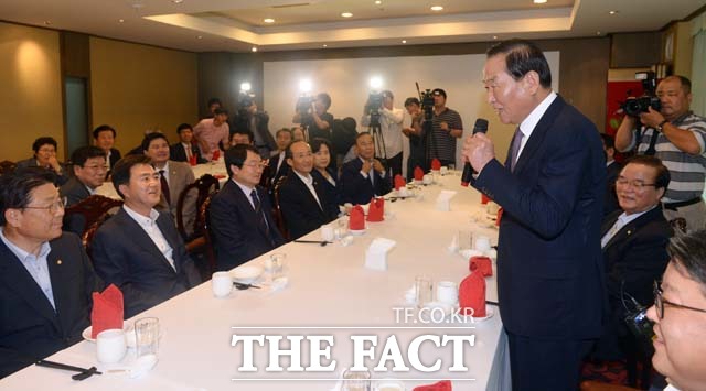 서청원은 의원은 지난 27일 오후 친박계 모임 세 결집이라는 비박계 지적에도 불구하고 만찬을 강행했다. 사진은 만찬 회동에서 의원들에게 인사말을 하는 서 의원./남윤호 기자