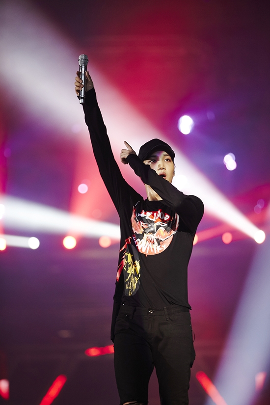 지난 23일 콘서트에서 퍼포먼스를 하다가 부상을 입은 카이. 카이는 이후 진행된 콘서트에서 무대 일부분만 참여했다. /SM엔터테인먼트 제공