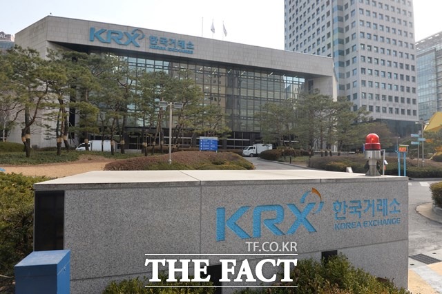 한국거래소가 1일부터 주식 거래시간을 30분 연장된 가운데 이를 두고 엇갈린 전망이 나오고 있다. /더팩트 DB
