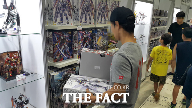 한 관람객이 ‘건프라 2016 엑스포’에서 관련 상품을 구입하기 위해 살펴보고 있다. /최승진 기자