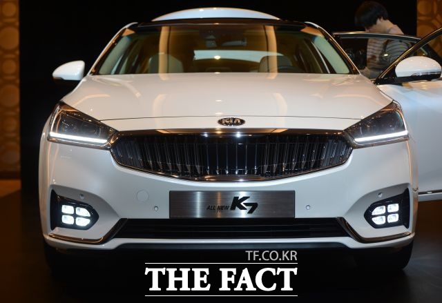 1일 자동차 업계에 따르면 국산 자동차 업체 5개사의 7월 전체 판매량은 전년 동월 대비 5.2% 감소한 64만5524대를 기록했다. 사진은 지난 1월 출시된 기아자동차의 K7./더팩트 DB