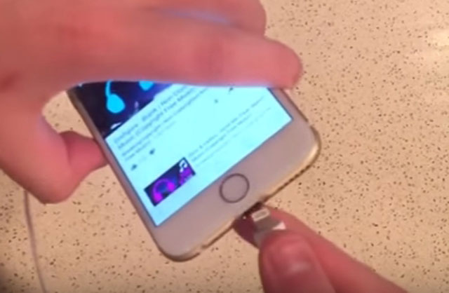 애플의 ‘아이폰7’에 적용될 것으로 추정되는 라이트닝 커넥터에 이어팟을 연결해 작동하는 영상이 공개됐다. /유튜브 영상 갈무리