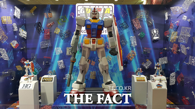 ‘건프라 엑스포 2016’이 최근 서울 강남구 코엑스 전시장 C4홀에서 열렸다. 대표 캐릭터인 퍼스트 건담이 행사장 입구에서 관람객들의 눈길을 끌고 있다. /최승진 기자