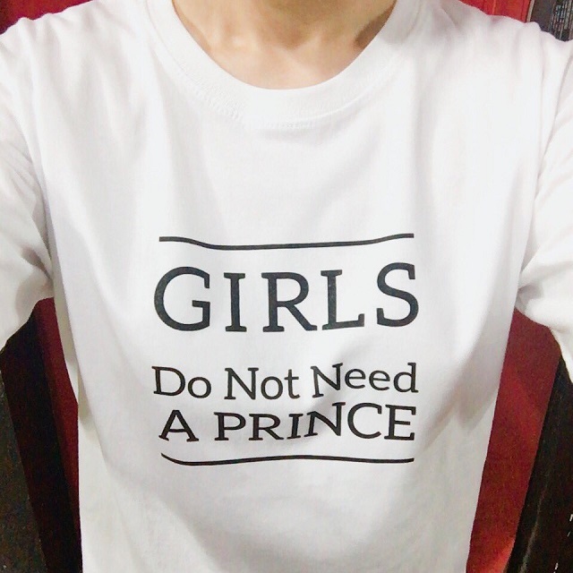 한 게임업체 성우가 소녀는 왕자님을 필요로 하지 않는다는 메갈리아 티셔츠를 입었다는 이유로 교체됐다. 정의당은 성우를 옹호하는 논평을 냈고, 일부 당원들이 이에 반발하고 있다. 사진은 문제가 된 메갈리아 티셔츠. /트위터 갈무리