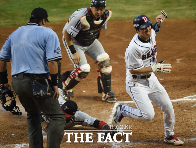 3회말 1사 2루에서 두산 류지혁의 내야땅볼 때 2루주자 김재호가 홈-3루가 협살에 걸리자 홈으로 내달려 세이프되고 있다. 합의판정 결과 LG 포수 박재욱의 주루방해로 판정했다.