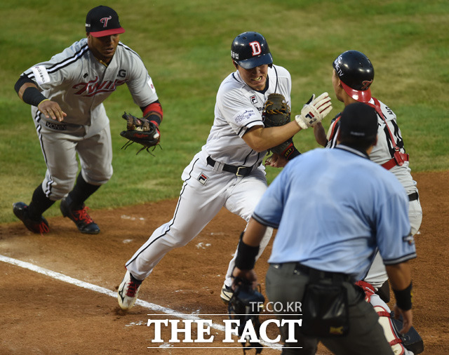 3회말 1사 2루에서 두산 류지혁의 내야땅볼 때 2루주자 김재호가 홈-3루가 협살에 걸리자 홈으로 내달려 세이프되고 있다. 합의판정 결과 LG 포수 박재욱의 주루방해로 판정했다.