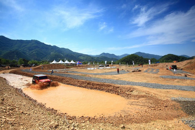 오프로드 드라이빙 축제 지프 캠프 2016이 9월 2일부터 4일까지 포천시 지장산 비둘기낭 캠핑장에서 열린다. /FCA 코리아 제공