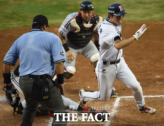3회말 1사 2루에서 두산 류지혁의 내야땅볼 때 2루주자 김재호가 홈-3루가 협살에 걸리자 홈으로 내달려 세이프되고 있다. 합의판정 결과 LG 포수 박재욱의 주루방해로 판정했다.