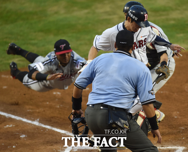 3회말 1사 2루에서 두산 류지혁의 내야땅볼 때 2루주자 김재호가 홈-3루가 협살에 걸리자 홈으로 내달려 세이프되고 있다. 합의판정 결과 LG 포수 박재욱의 주루방해로 판정했다.