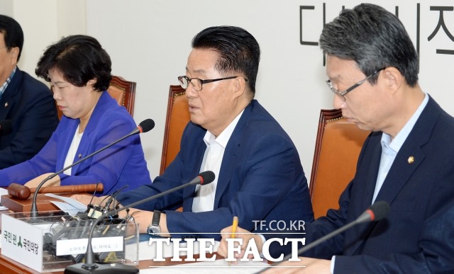 박지원 국민의당 비상대책위원장이 22일 오전 서울 여의도 국회에서 열린 비대위회의에서 모두 발언을 하고 있다.