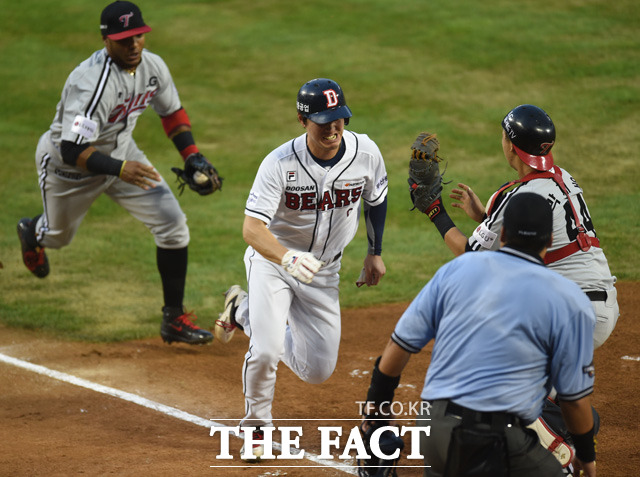 3회말 1사 2루에서 두산 류지혁의 내야땅볼 때 2루주자 김재호가 홈-3루가 협살에 걸리자 홈으로 내달려 세이프되고 있다. 합의판정 결과 LG 포수 박재욱의 주루방해로 판정했다.