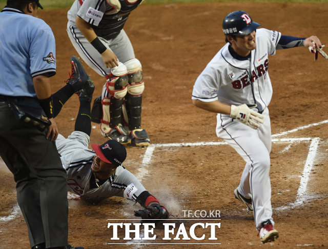 3회말 1사 2루에서 두산 류지혁의 내야땅볼 때 2루주자 김재호가 홈-3루가 협살에 걸리자 홈으로 내달려 세이프되고 있다. 합의판정 결과 LG 포수 박재욱의 주루방해로 판정했다.