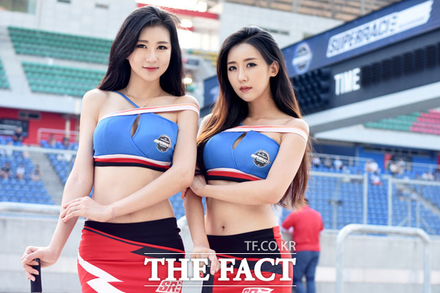CJ 대한통운 슈퍼레이스 챔피언십 5라운드 경기를 앞두고 슈퍼레이스 본부 소속 레이싱모델 김초롱, 한리아가 포즈를 취하고 있다. /진영석 객원기자