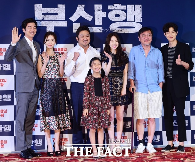 영화 부산행 출연진 단체사진. 영화 부산행은 지난달 20일 개봉돼 흥행 가도를 달리고 있다. /배정한 기자