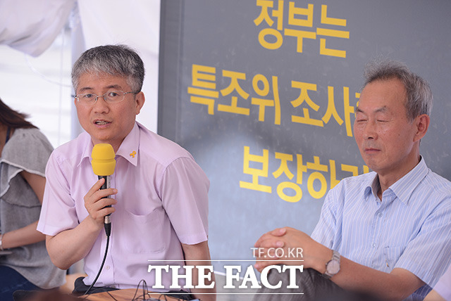 박종운(왼쪽) 안전사회소위원회 위원장과 이석태 세월호 특별조사위원회 위원장