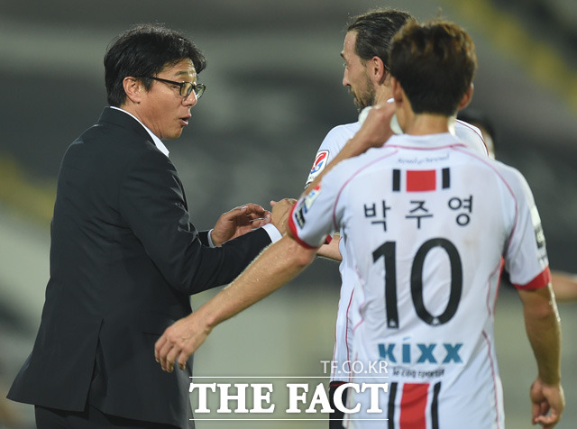 서울 데얀이 후반 역전 멀티골을 터뜨리고 황선홍 감독과 하이파이브를 나누고 있다.