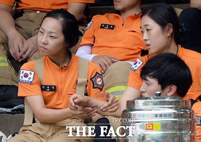 서로 아픈곳을 만져 주는 언니-동생 같기도 합니다.