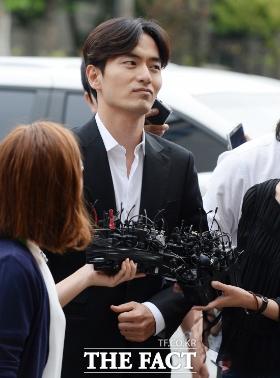 이진욱 미소. 성폭행 혐의로 고소당한 배우 이진욱이 앞으로 활동 계획을 밝혔다. /이덕인 기자