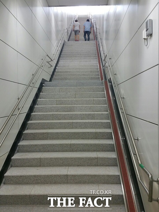 최근 개통한 인천지하철 2호선 인천가좌역 출구 계단이 SNS를 중심으로 헬(Hell)계단이라는 명칭이 붙으며 논란이 일고 있다. 사진은 3일 오전 가좌역 1번 출구 계단을 오르는 시민./인천=신진환 기자