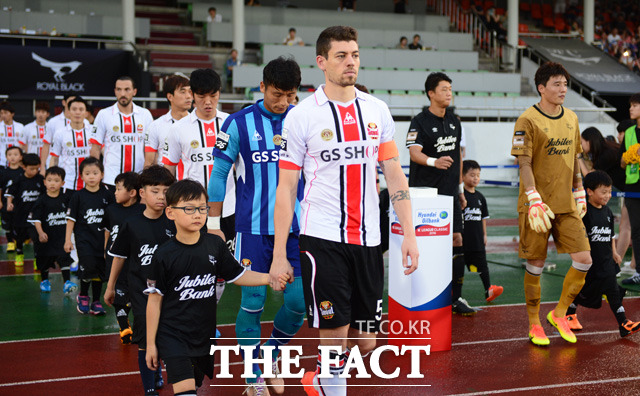 FC서울과 성남FC 선수들이 경기장으로 입장하고 있다.