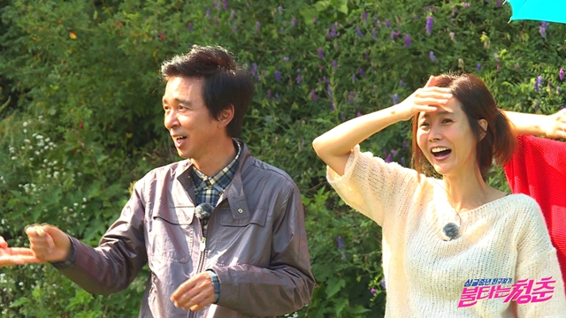 결혼을 앞둔 김국진(왼쪽) 강수지 커플. 두 사람은 SBS 예능 프로그램 불타는 청춘으로 인연을 맺어 사랑을 꽃피우게 됐다. /SBS 불타는 청춘 공식 홈페이지