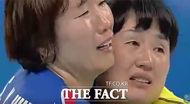 2008년 베이징올림픽에서 동메달을 획득한 여자 핸드볼 선수들이 얼싸안으며 기쁨의 눈물을 흘리고 있다. /유튜브 영상 갈무리