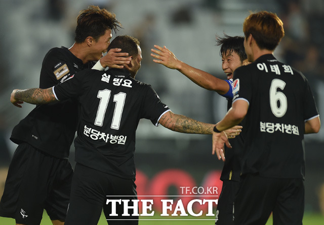 성남선수들이 새 외국인 선수  실빙요가 전반 선취골을 넣자 포옹을 나누며 기뻐하고 있다.