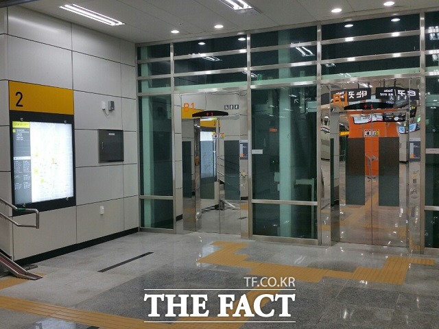 인천가좌역 모든 출구(1·2번)에는 에스컬레이터가 없는 대신 17인승 승강기가 각 2기씩 있었다. /인천=신진환 기자