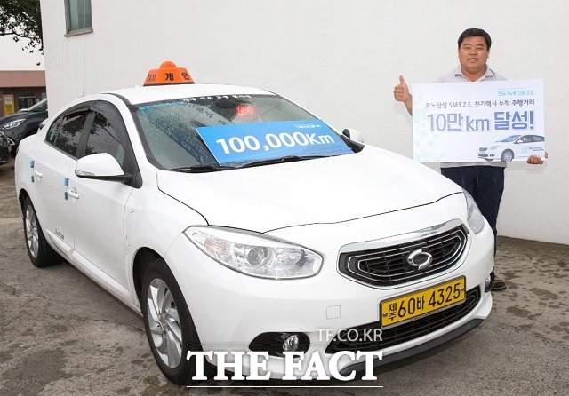 르노삼성자동차는 제주도에서 운영되는 SM3 Z.E. 전기택시 1호차가 누적 주행거리 10만km를 달성했다고 4일 밝혔다. /르노삼성자동차 제공