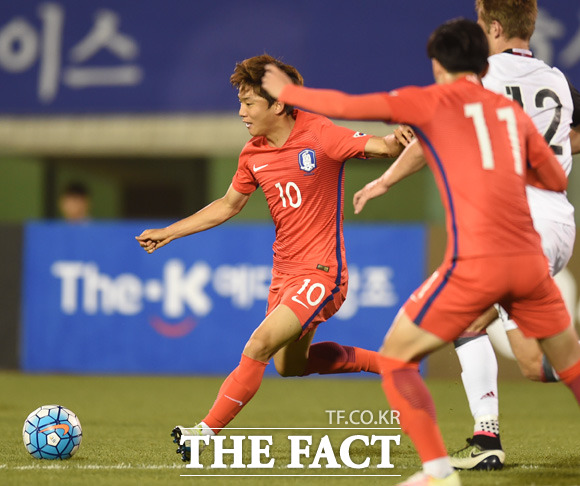 류승우 선제골! 신태용호가 5일 열린 2016 리우데자네이루 올림픽 남자축구 조별리그 C조 1차전 피지와 경기에서 류승우(왼쪽)의 선제골로 전반을 1-0으로 마쳤다. 지난 6월 4개국 올림픽 축구대회 덴마크전에서 슈팅을 시도하는 류승우. / 더팩트 DB