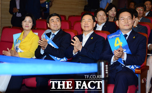 더불어민주당 당대표 선출을 위한 예비경선대회가 5일 오후 서울 여의도 국회 의원회관에서 열린 가운데 추미애, 이종걸, 김상곤, 송영길(왼쪽부터) 후보가 박수를 치고 있다./국회=배정한 기자